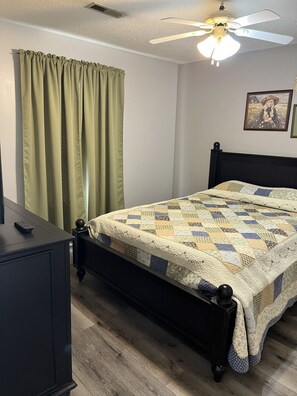 2 bedrooms, blackout drapes, iron/ironing board, WiFi - Budget-friendly, family-oriented home. Minutes from Main Attractions! (Sevierville)