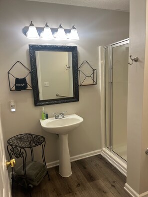 Shower, jetted tub, hair dryer, towels