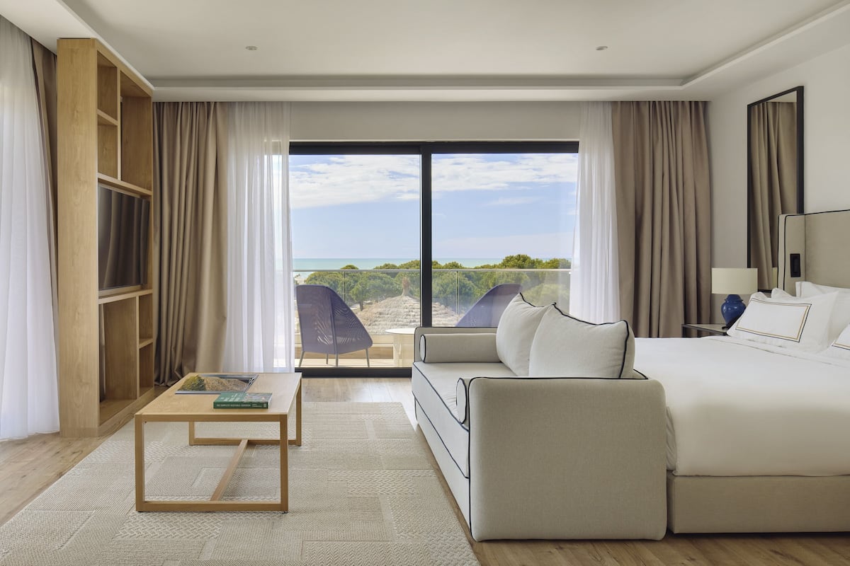 Minibar, safe på rommet, skrivebord og skrivebord for bærbar PC