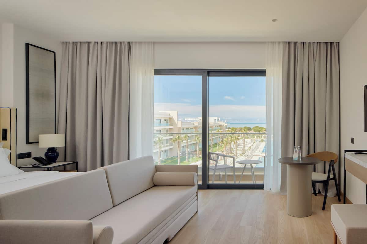 Frigobar, cofres nos quartos, escrivaninha