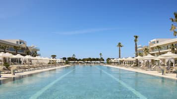 2 binnenzwembaden, 4 buitenzwembaden, parasols voor strand/zwembad