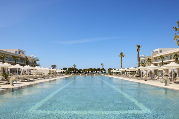 2 indendørs pools, 4 udendørs pools, parasoller, liggestole
