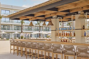 Bar junto a la piscina