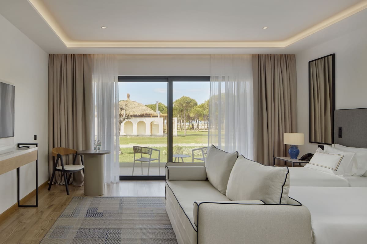 Minibar, safe på rommet, skrivebord og skrivebord for bærbar PC