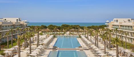 2 piscines couvertes, 4 piscines extérieures, parasols de plage