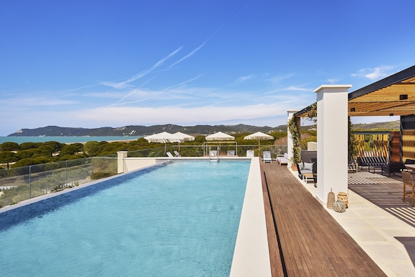 2 Innenpools, 4 AuĂenpools, Sonnenschirme, LiegestĂŒhle