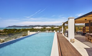 2 albercas techadas, 4 albercas al aire libre y sombrillas en la alberca