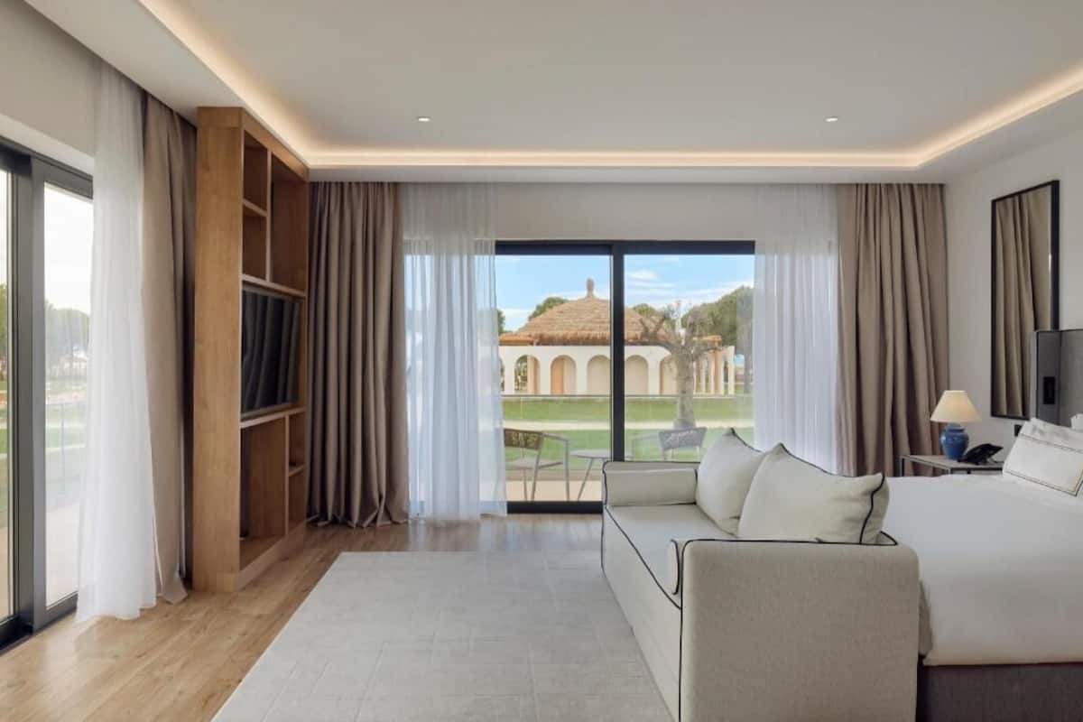 Minibar, safe på rommet, skrivebord og skrivebord for bærbar PC