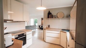 Réfrigérateur, four, plaque de cuisson, lave-vaisselle