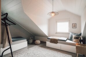 3 chambres, bureau, fer et planche à repasser, lit de bébé portatif