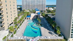 Un hôtel doté d’une grande piscine, de plusieurs étages et offrant une vue sur l’océan.