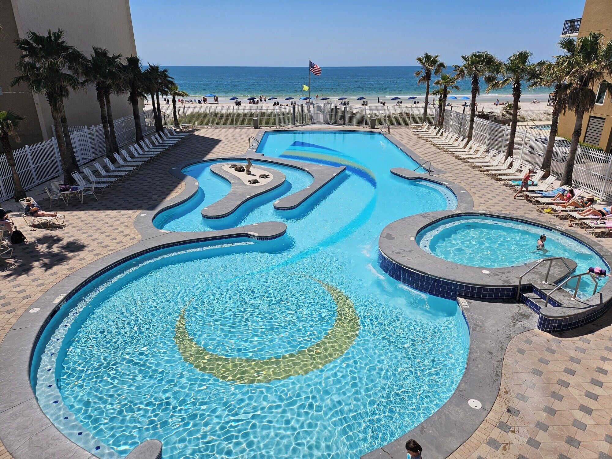 Een binnenzwembad en een verwarmd zwembad