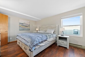 3 bedrooms, iron/ironing board, travel cot, free WiFi - Oak Harbor View :  Relaxing Setting. Base rate 2 ppl (Oak Harbor)