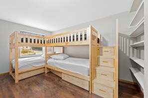 3 habitaciones, tabla de planchar con plancha y cuna de viaje
