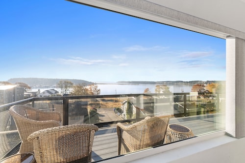 Oak Harbor View :  Relaxing Setting. Base rate 2 ppl