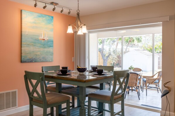 Dining - Gorgeous Remodeled Near Nokomis Beach Survived HURRICANE - CAN WE HELP? (Nokomis)
