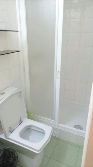 Douche, séchoir à cheveux, serviettes fournies