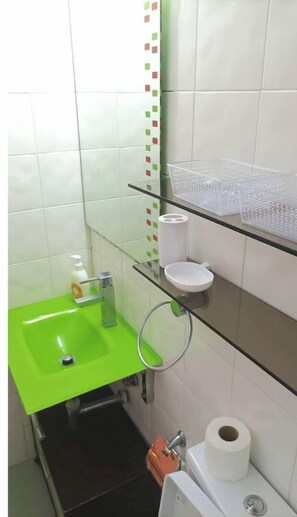 Douche, sèche-cheveux, serviettes fournies