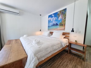 3 chambres, bureau, fer et planche à repasser, lit de bébé portatif