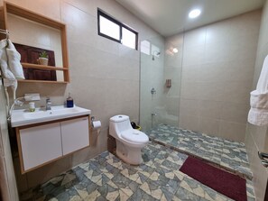 Doccia, asciugacapelli, asciugamani, sapone