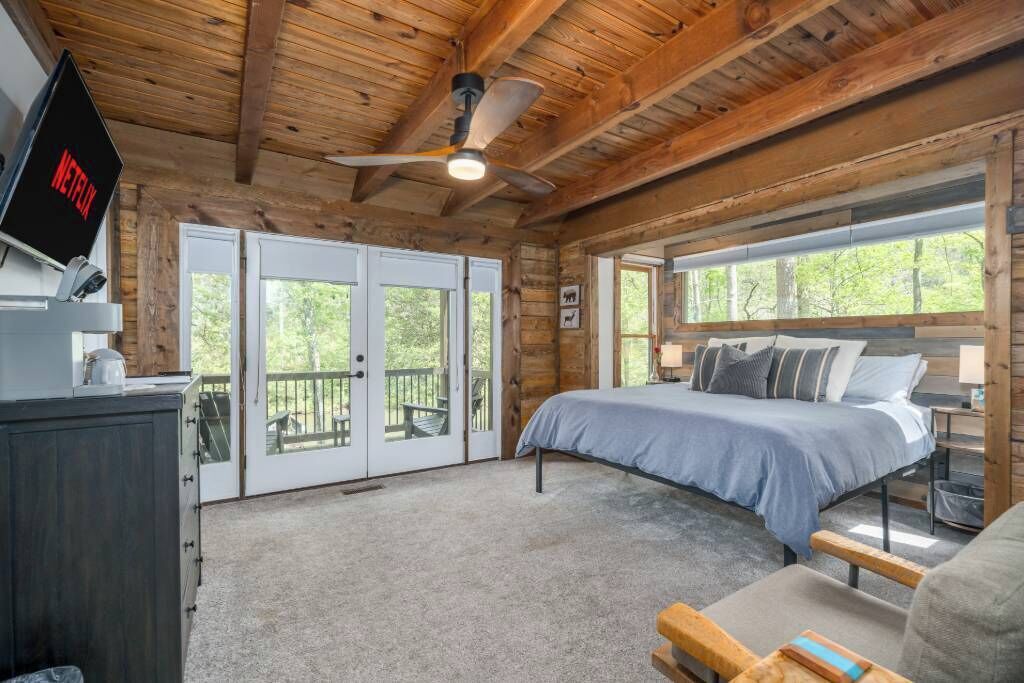 5 habitaciones, escritorio y tabla de planchar con plancha 