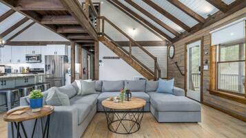 Een smart-tv, een open haard, een dvd-speler en tafelvoetbal