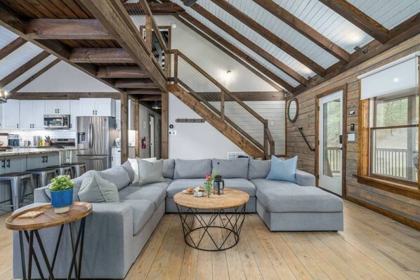 Älytelevisio, takka, DVD-soitin, pöytäjalkapallopöytä