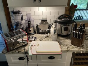 Een koelkast, een magnetron, een oven, een kookplaat