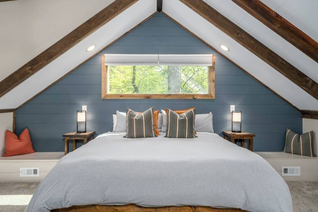 5 makuuhuonetta, työpöytä, silitysrauta/-lauta, vauvan matkasänky