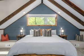 5 soverom, skrivebord, strykejern/-brett og reiseseng for barn