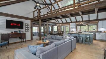 Een smart-tv, een open haard, een dvd-speler en tafelvoetbal