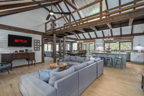 The Grande Lodge- Riverfront, Fiber, HotTub, Fish, DogOK, Game Room, Movie Room