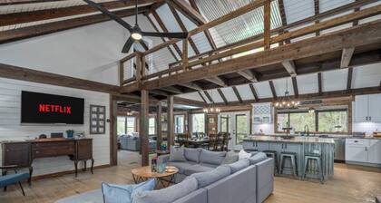 The Grande Lodge- Riverfront, Fiber, HotTub, Fish, DogOK, Game Room, Movie Room