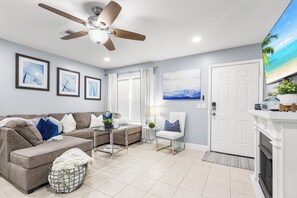 Smart TV, Netflix, streaming services - Serenity Place - 2 bedroom (Naples)