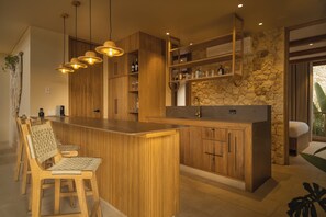 Chambre (Cabana Principal) | Literie hypoallergénique, coffre-fort, décor unique, ameublement unique