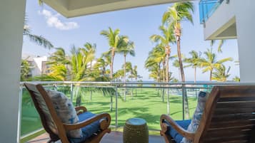 Studio Standar, 1 Tempat Tidur Queen, pemandangan laut, menghadap laut | Teras/patio