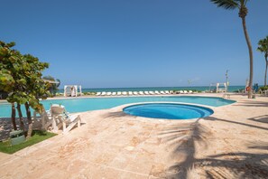 Outdoor pool, open 8:00 AM to 9:00 PM, pool loungers - Seawinds Punta Goleta (Cabarete)