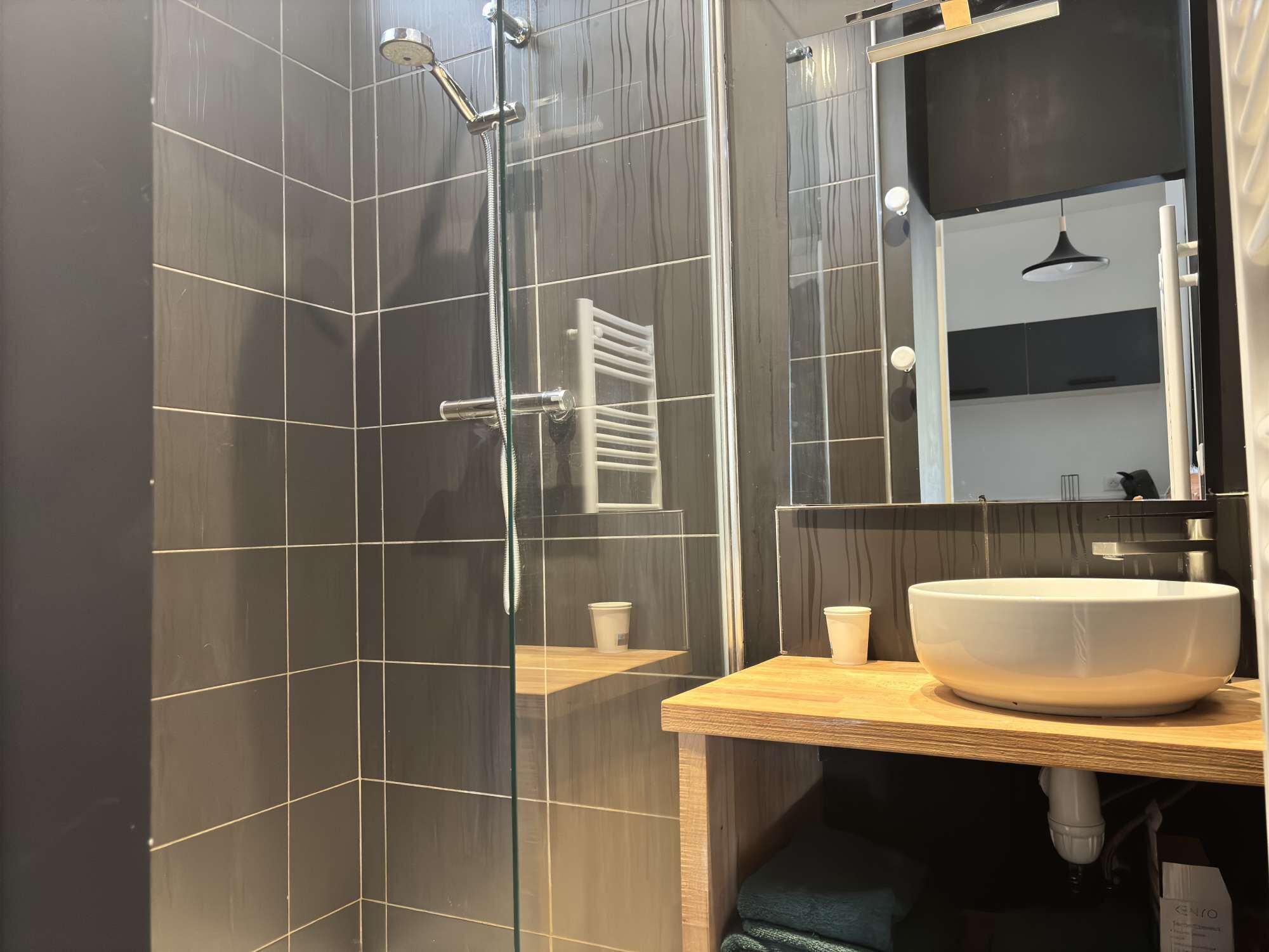 Een douche, een haardroger, handdoeken