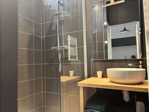 Ducha, secador de pelo y toallas