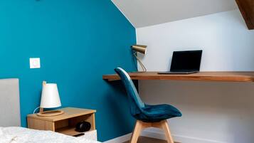 1 dormitorio, tabla de planchar con plancha, wifi y ropa de cama