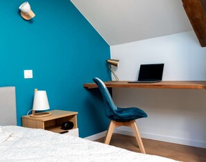 1 dormitorio, tabla de planchar con plancha, wifi y ropa de cama