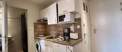 Refrigerador, microondas, parrilla de estufa y cafetera y tetera