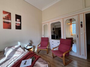 1 habitación, tabla de planchar con plancha y ropa de cama 