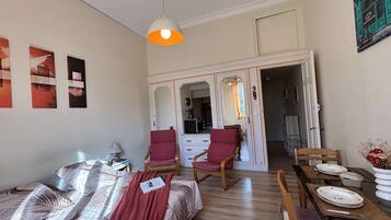 Tabla de planchar con plancha y ropa de cama