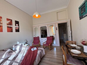 Tabla de planchar con plancha y ropa de cama