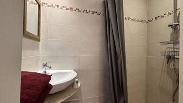 Ducha, secador de pelo y toallas