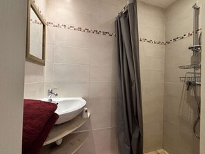 Ducha, secador de pelo y toallas