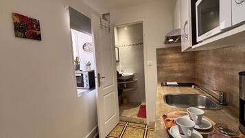 Fridge, microwave, stovetop, coffee/tea maker