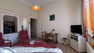 Iron/ironing board, bed sheets