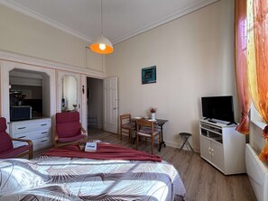 Iron/ironing board, bed sheets